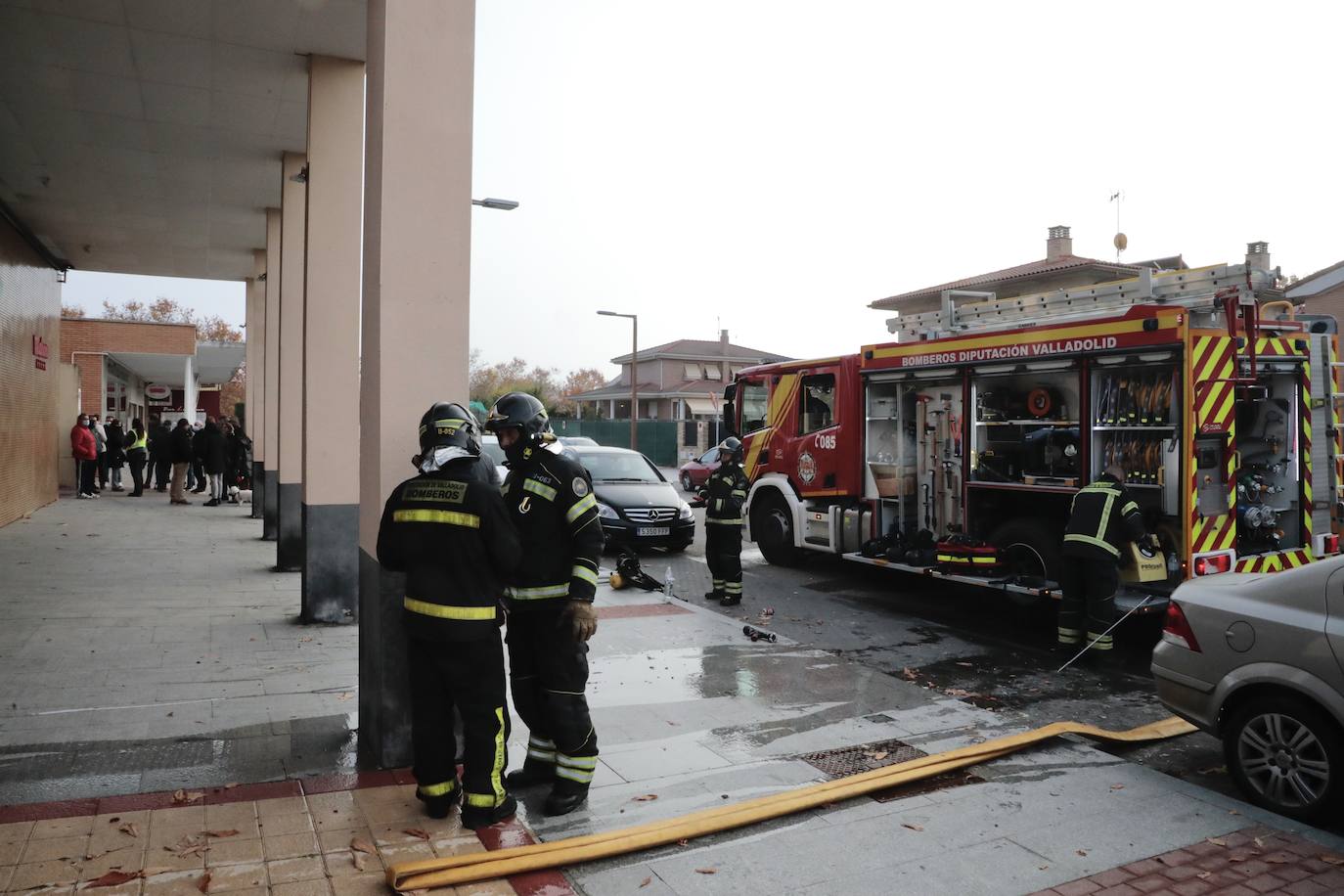 Fotos: Un incendio calcina tres coches en un garaje de Arroyo