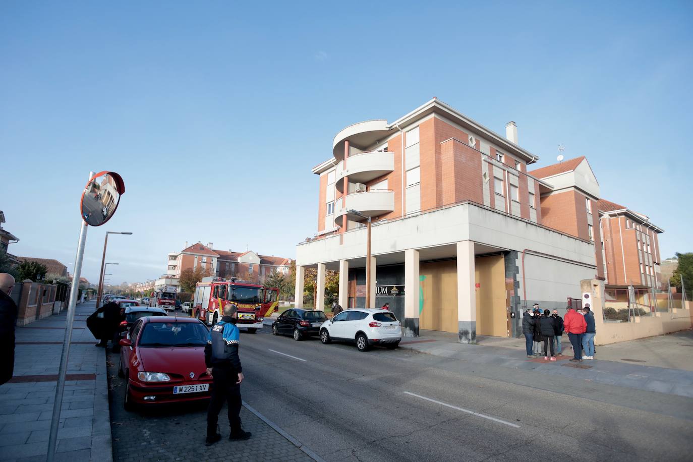 Fotos: Un incendio calcina tres coches en un garaje de Arroyo