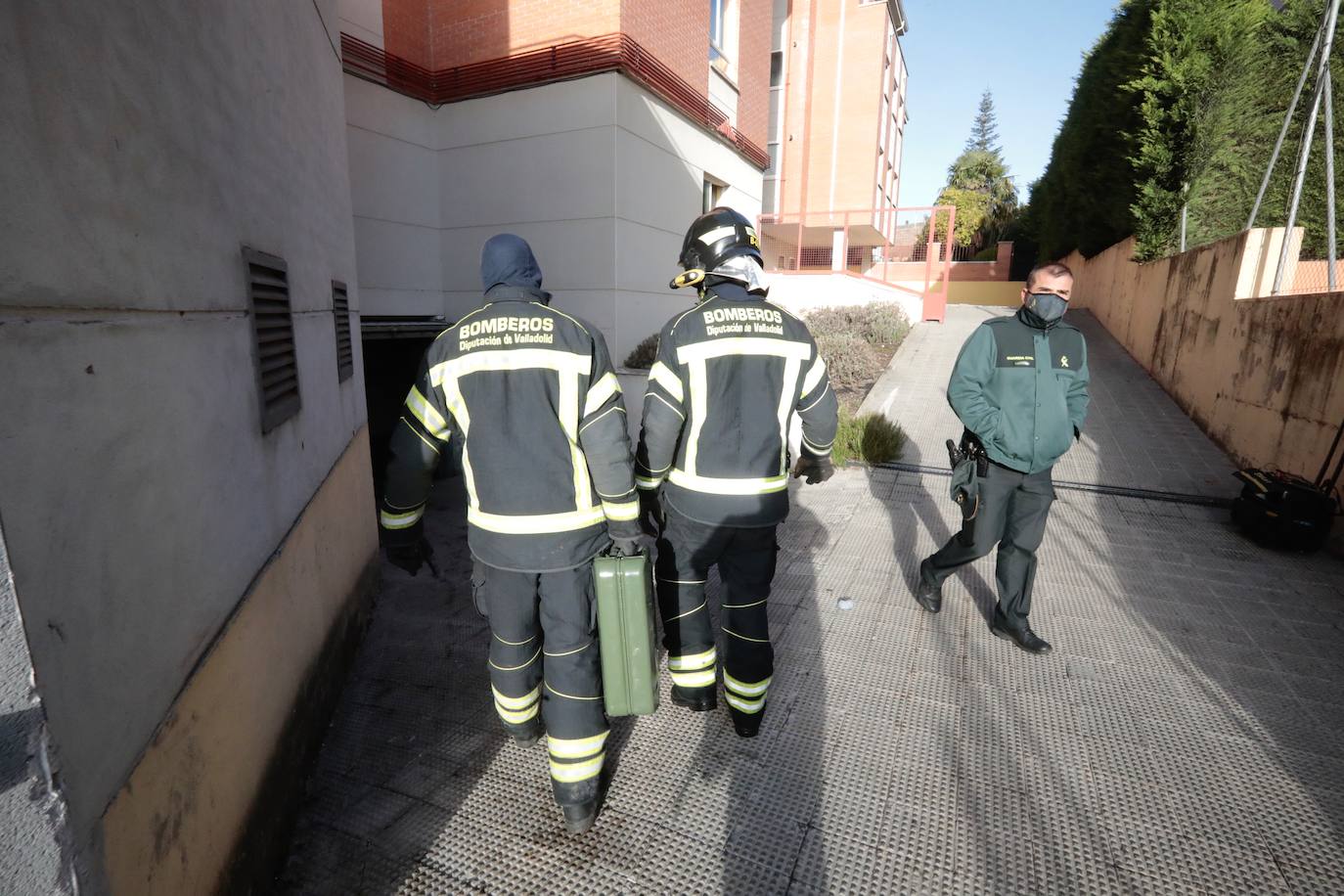 Fotos: Un incendio calcina tres coches en un garaje de Arroyo