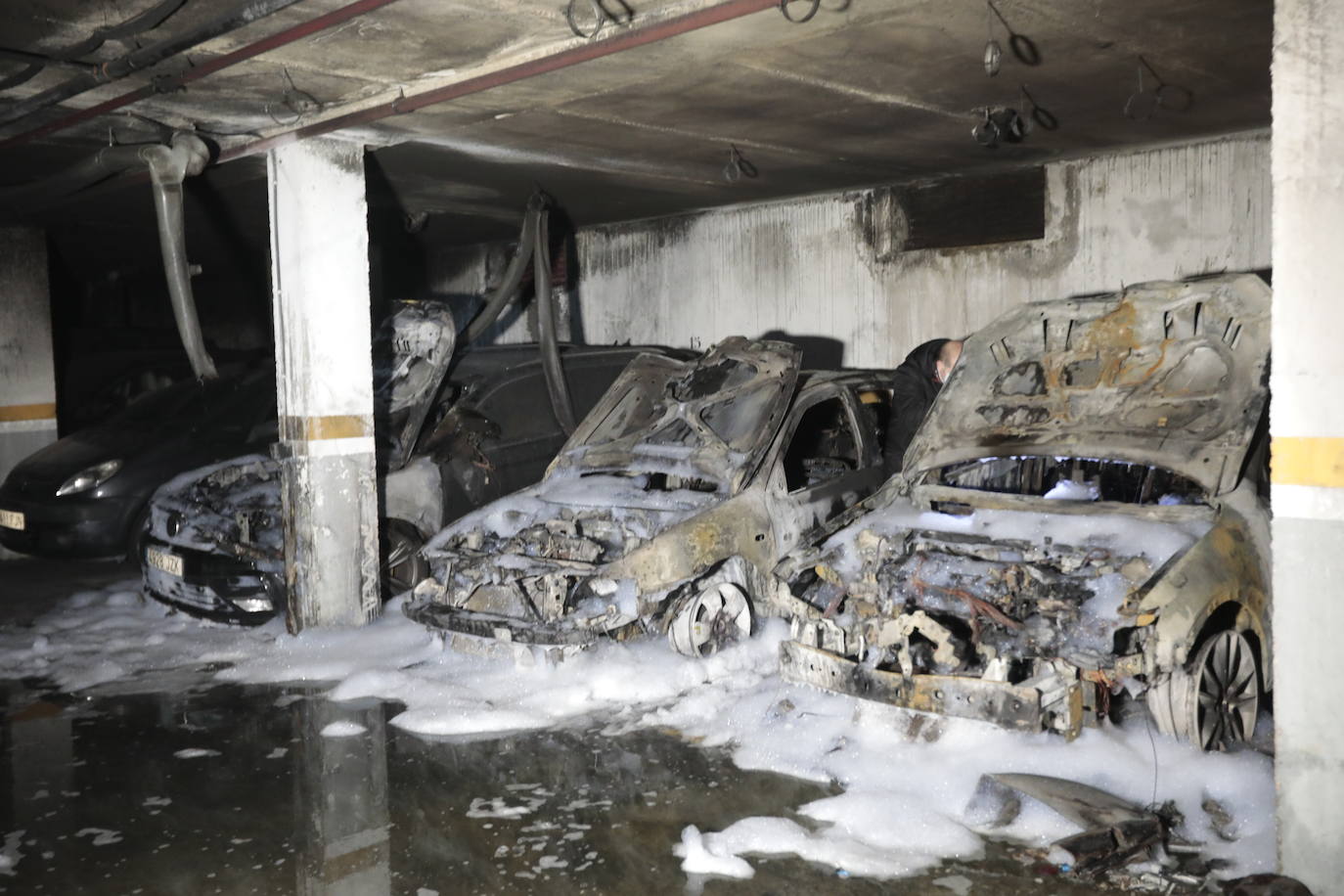 Fotos: Un incendio calcina tres coches en un garaje de Arroyo