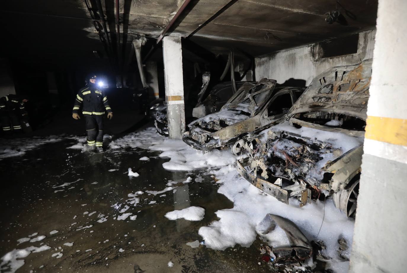 Fotos: Un incendio calcina tres coches en un garaje de Arroyo