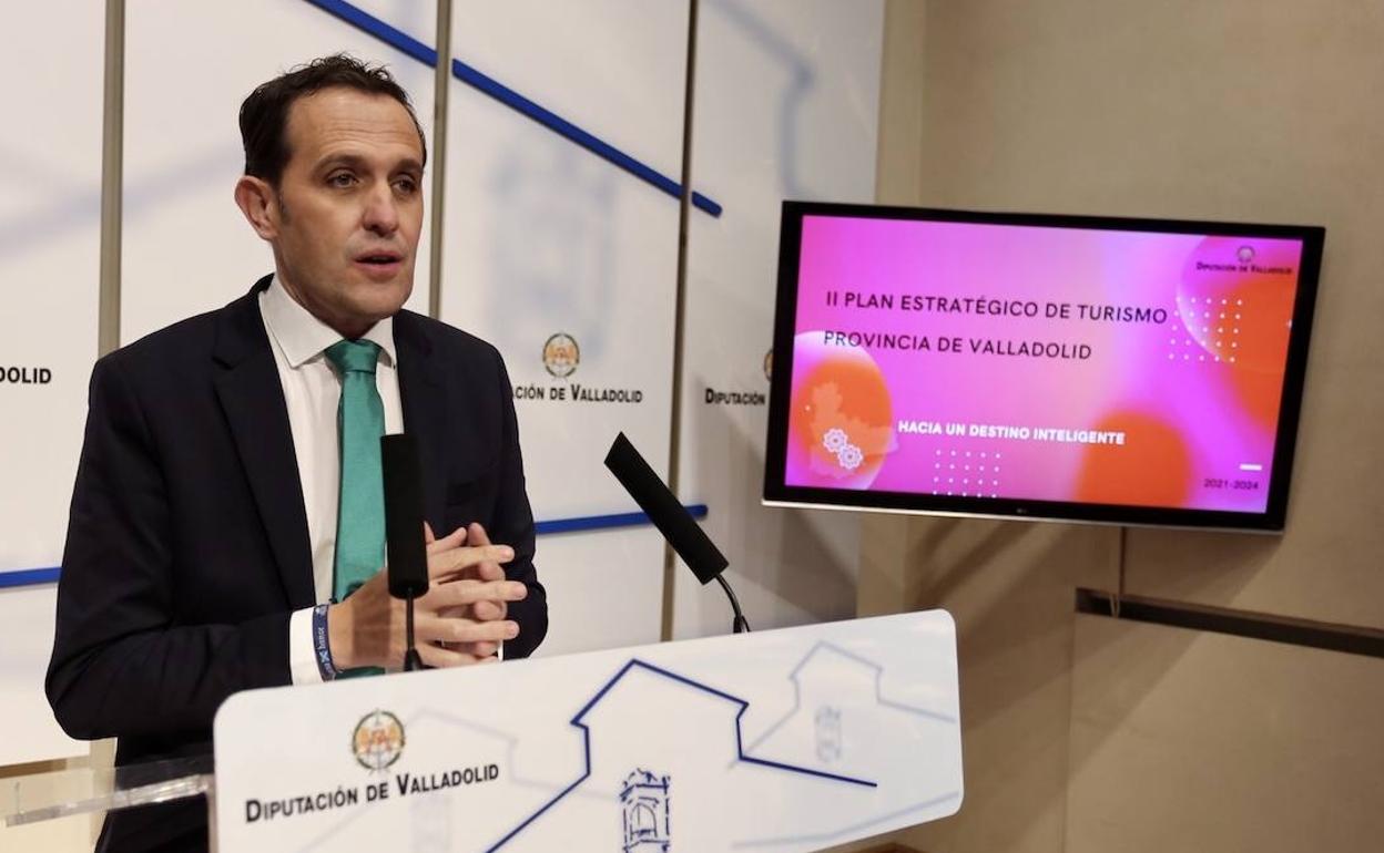 Conrado Íscar presenta la propuesta turística. 