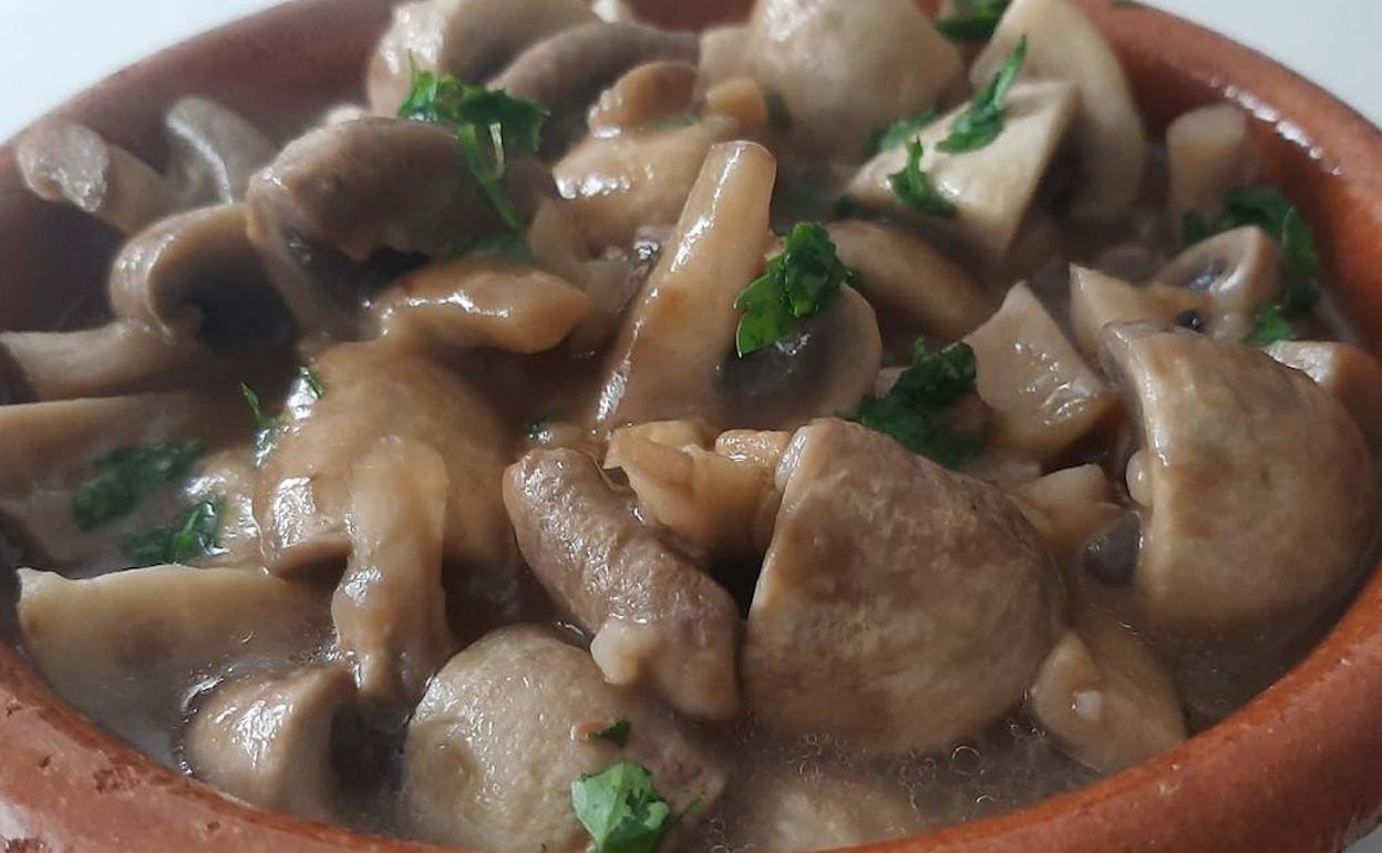 Ricos champiñones en salsa