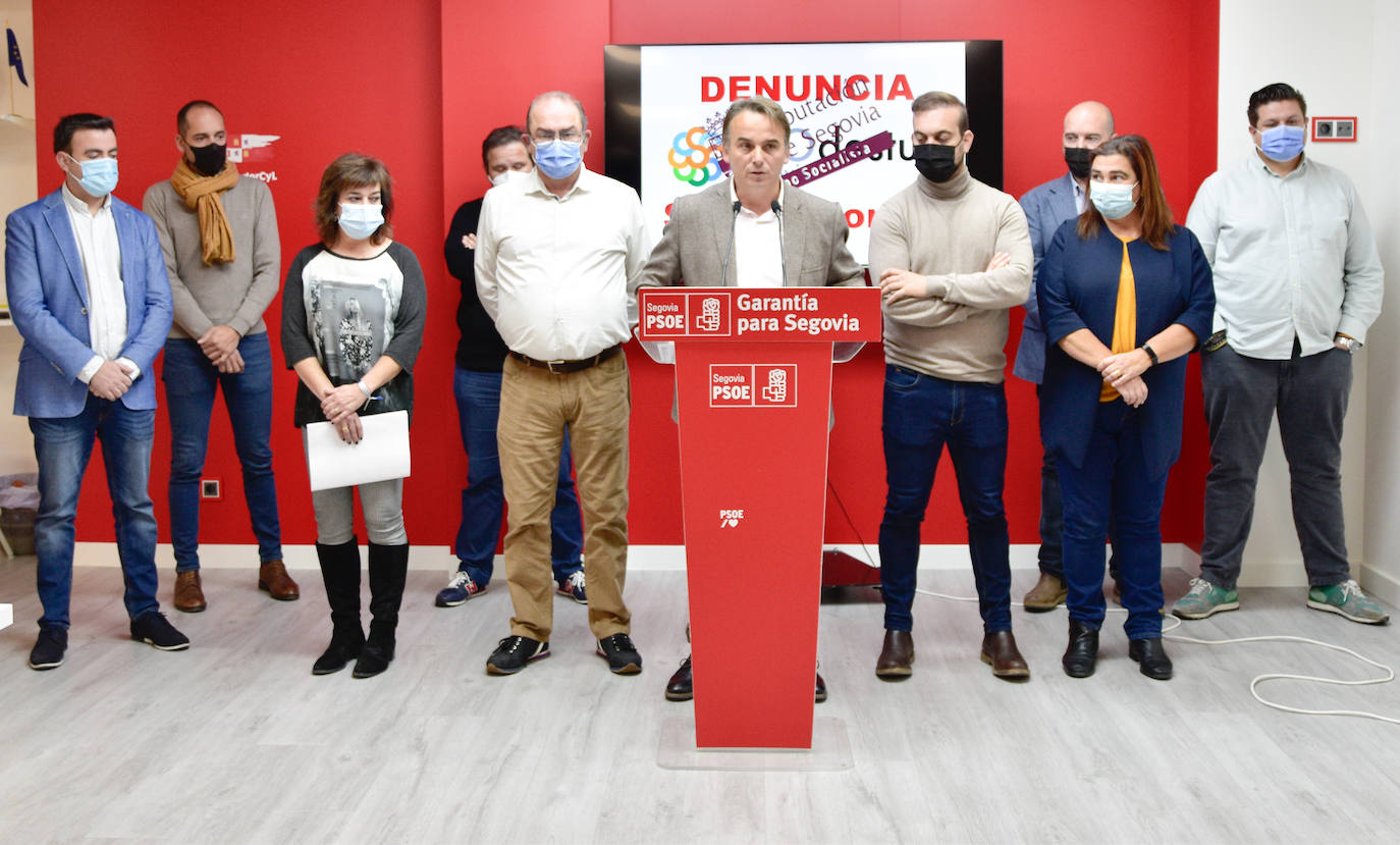 Máximo San Macario, junto al resto de diputados socialistas, durante su comparecencia.
