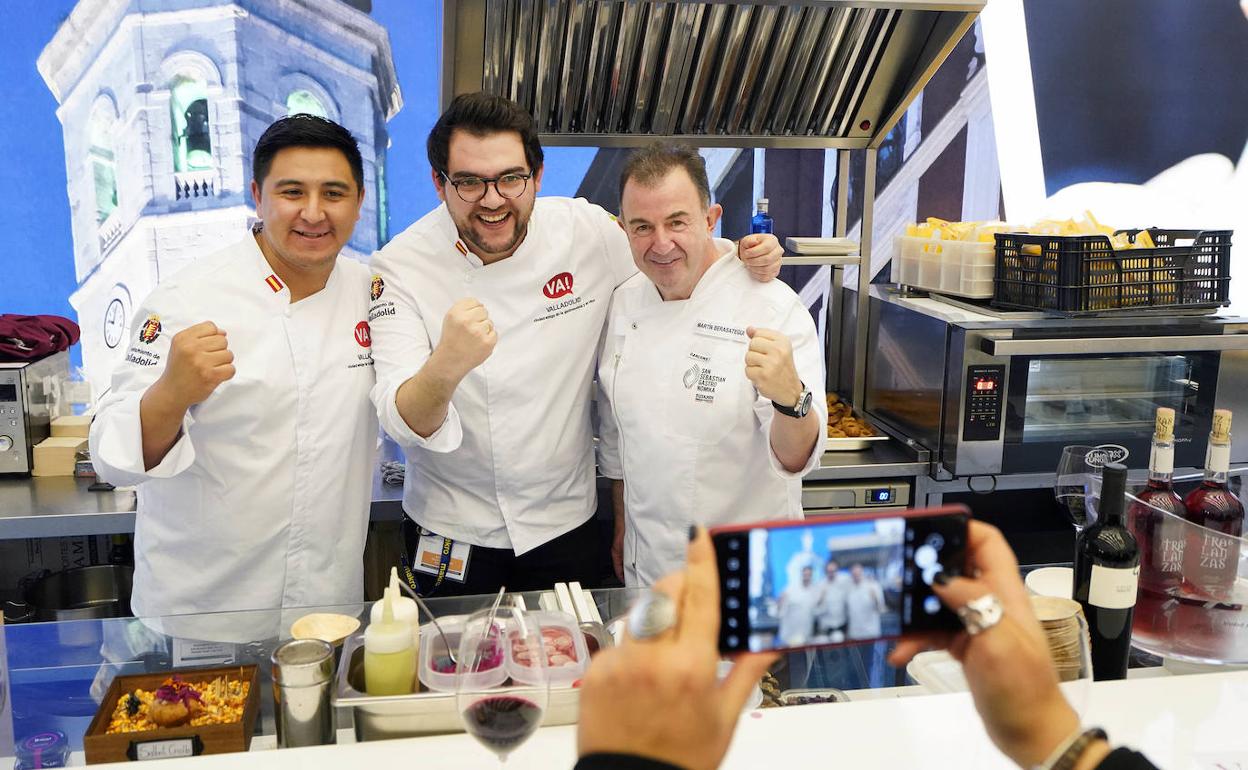 Los cocineros mexicano Alejandro Burgos y vallisoletano Alejandro San José posan con Martín Beresategui en el expositor del Ayuntamiento de Valladolid. 