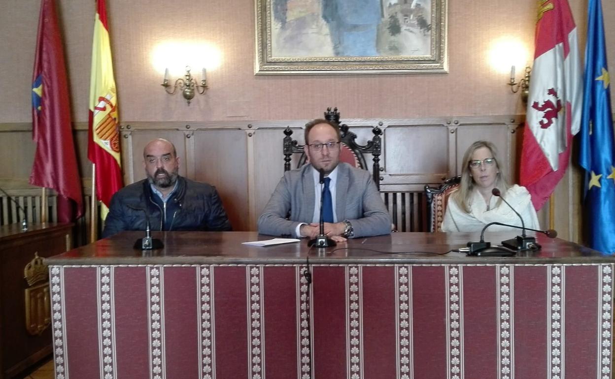 Marcos Iglesias, alcalde de Ciudad Rodrigo, acompañado de los dos tenientes de alcalde, Beatriz Jorge y Ramón Sastre. 
