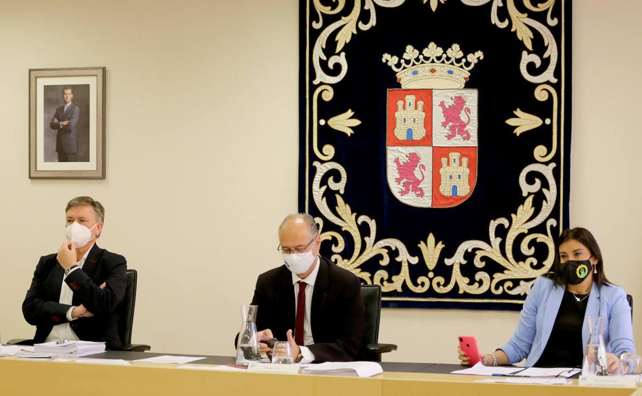 Francisco Vázquez (PP), Luis Fuentes (Cs) y Ana Sánchez, tres de los miembros de la Mesa de las Cortes junto a Marta Sanz (Cs), Óscar Reguera (PP) y José Francisco Martín (PSOE), durante la reunión de ayer. 