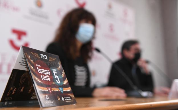 La concejala de Cultura, Ana Redondo, y el director del Calderón, José María Viteri, durante la presentación de los abonos. 