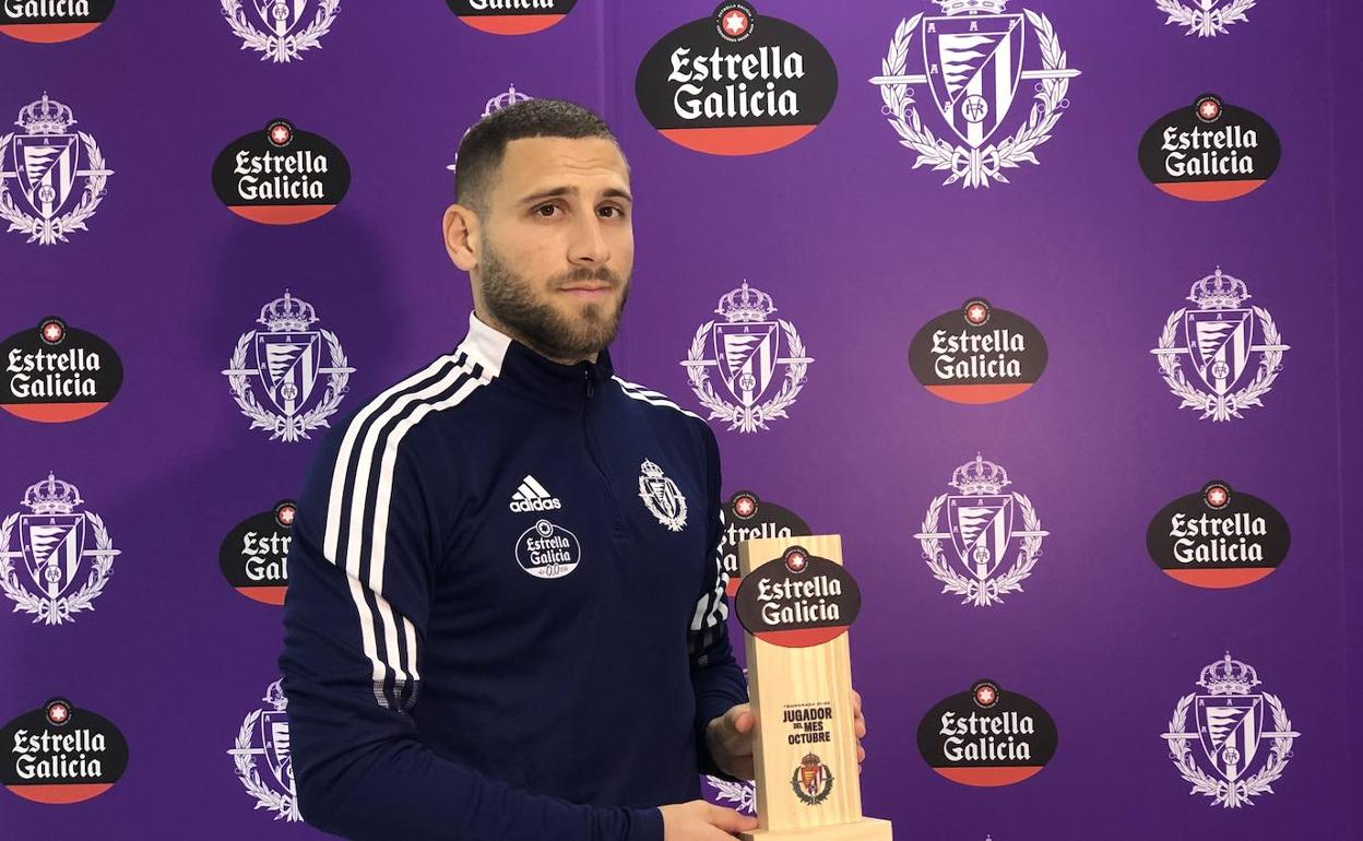 Shon Weissman, con su trofeo al mejor jugador del Real Valladolid en octubre