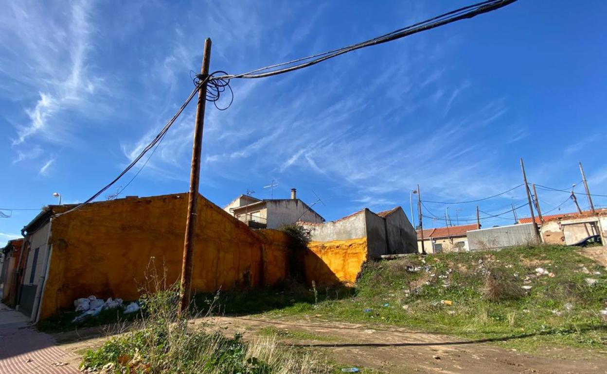 Foto aportada por el PSOE en la que se muestran cables sueltos y un solar del barrio de Chamberí. 
