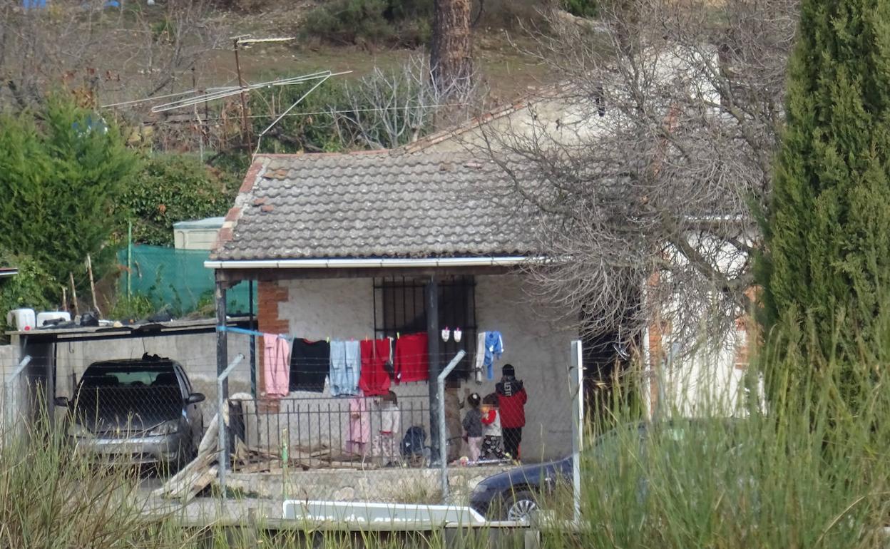 Un grupo de niños de corta edad juega en la vivienda ocupada instantes después de las detenciones. 