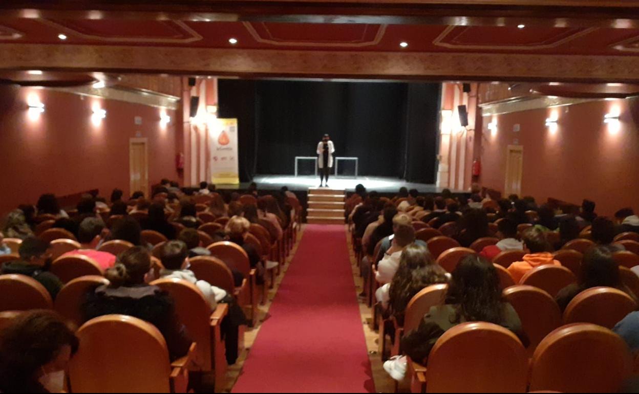 Más de 180 escolares asistieron a la obra 'Déjate llevar' en Alba de Tormes. 
