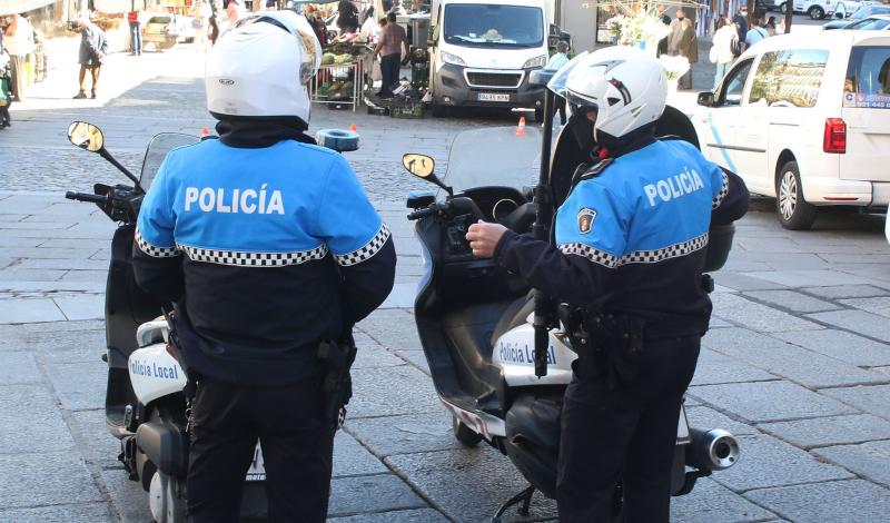 Auxilian a un octogenario que esperaba un bus de madrugada para no perder su cita para vacunarse
