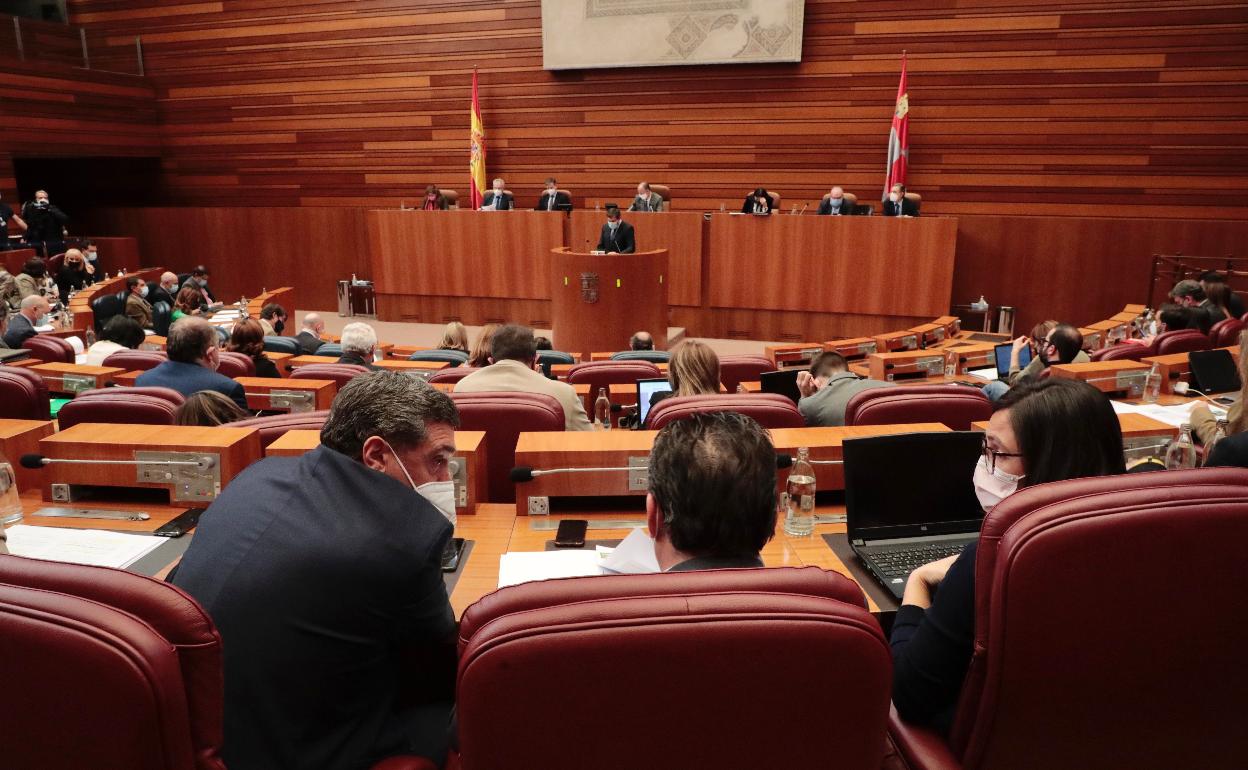 El procurador de Por Ávila conversa con el leonesista Luis Mariano Santos y Laura Domínguez (Podemos) mientras interviene el consejero Carlos Fernández Carriedo.