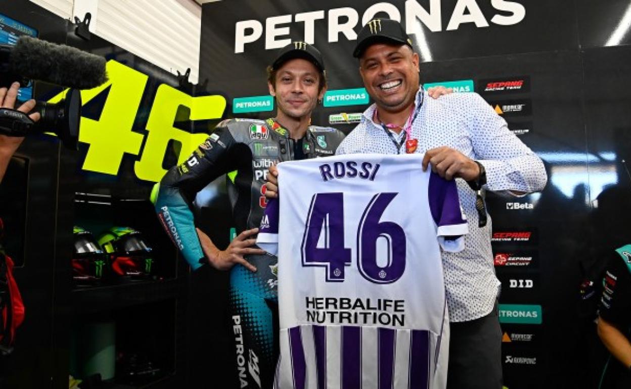 Valentino Rossi no quiso sostener la camiseta del Real Valladolid que le dio Ronaldo por superstición