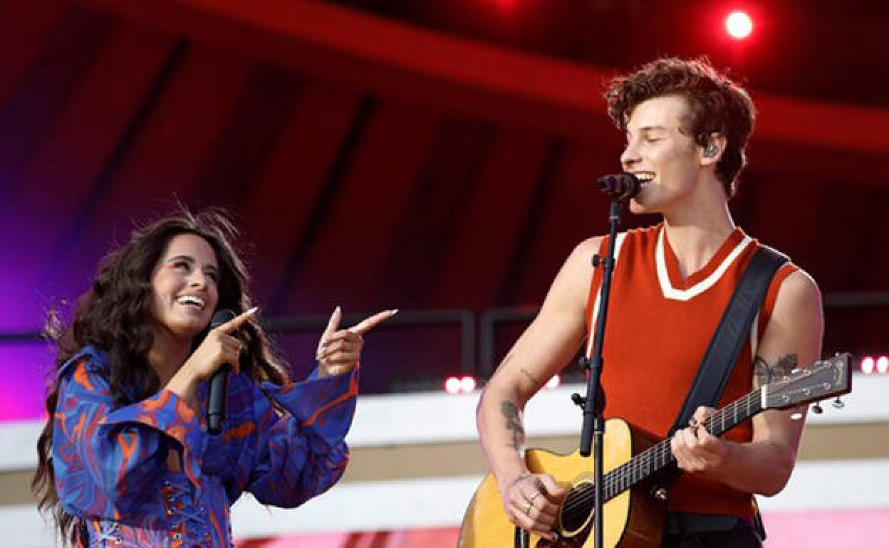 Camila Cabello y Shawn Mendes, durante un concierto. 