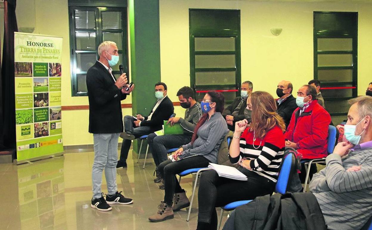 Fernando Molinero, investigador de la UVA, explica el estudio de los distintos pueblos de la comarca. 
