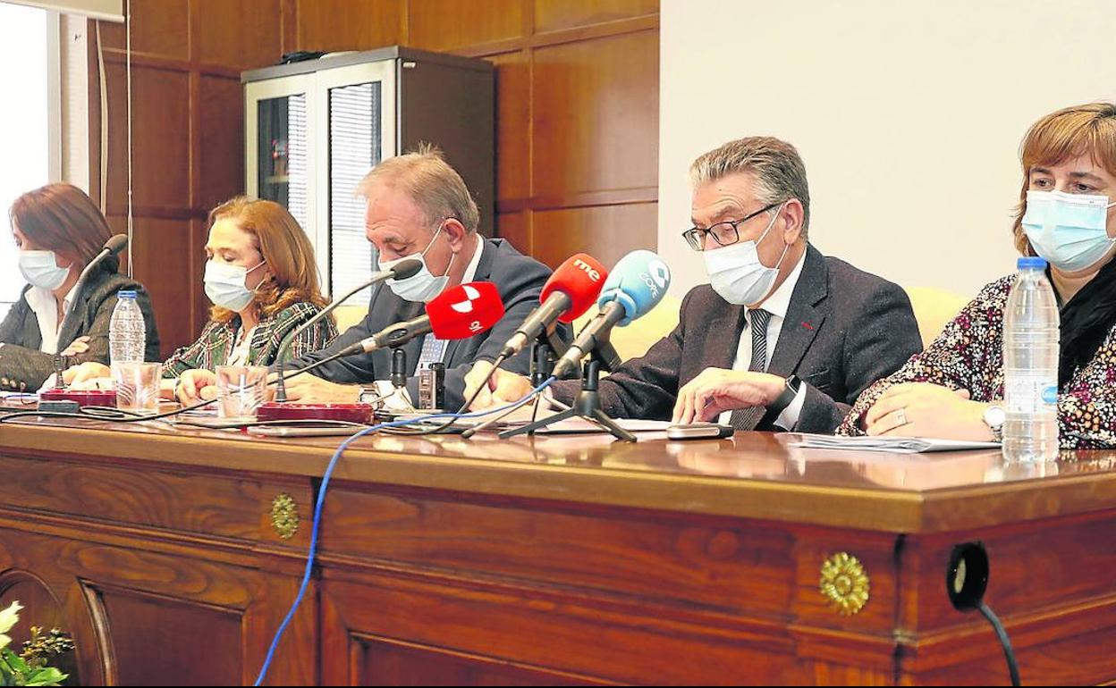 La directora médica de Atención Especializada, Marina Hervella; la jefa del Servicio Territorial de Sanidad, Carmen Andrés; el delegado de la Junta, José Antonio Rubio; el gerente de Asistencia Sanitaria, Juan López Messa, y la directora médica de Atención Primaria, Felisa Baños, este jueves. 