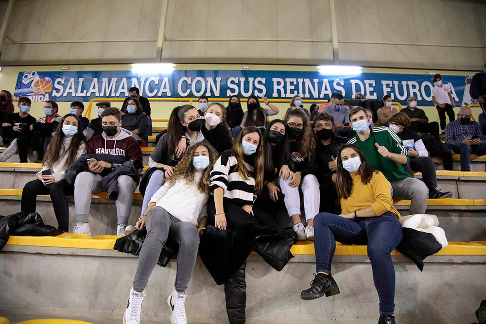 Ovación para Miguel Ángel Ortega en el regreso de la competición liguera a Würzburg con la afición disfrutando de una abultada victoria