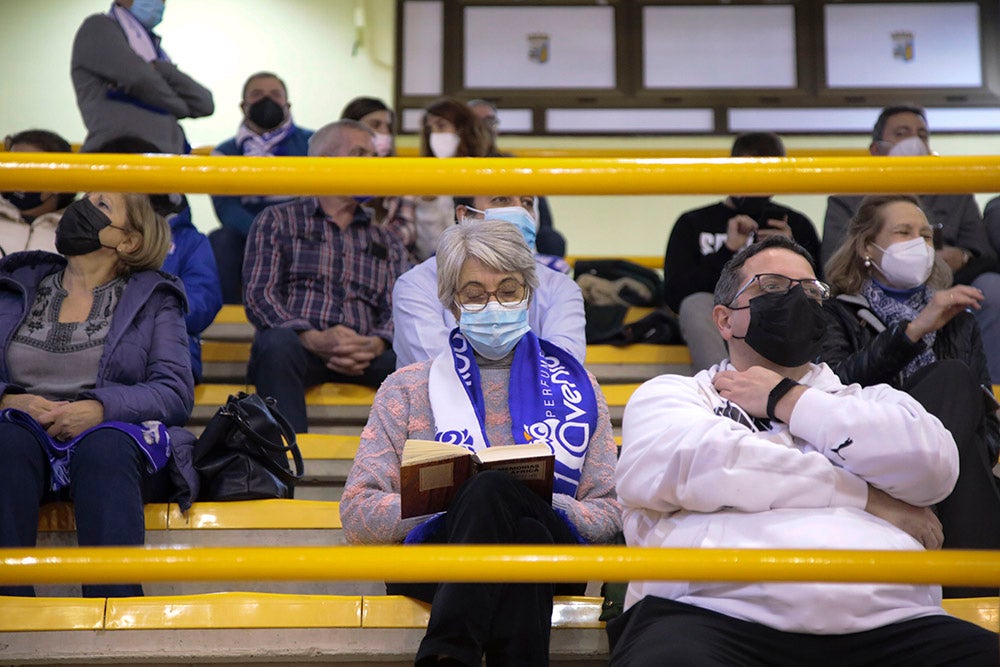 Ovación para Miguel Ángel Ortega en el regreso de la competición liguera a Würzburg con la afición disfrutando de una abultada victoria