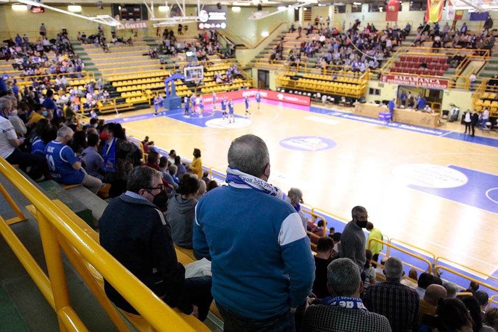 Ovación para Miguel Ángel Ortega en el regreso de la competición liguera a Würzburg con la afición disfrutando de una abultada victoria