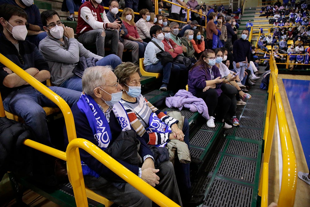 Ovación para Miguel Ángel Ortega en el regreso de la competición liguera a Würzburg con la afición disfrutando de una abultada victoria