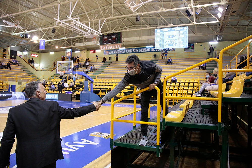 Ovación para Miguel Ángel Ortega en el regreso de la competición liguera a Würzburg con la afición disfrutando de una abultada victoria