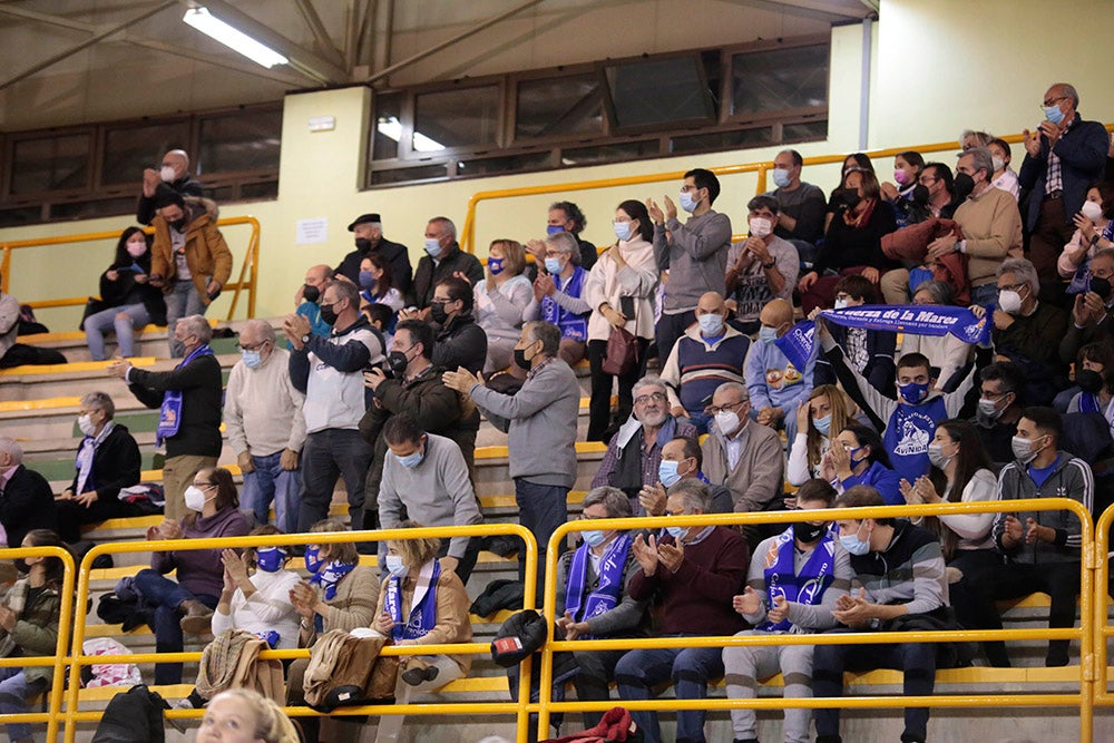 Ovación para Miguel Ángel Ortega en el regreso de la competición liguera a Würzburg con la afición disfrutando de una abultada victoria