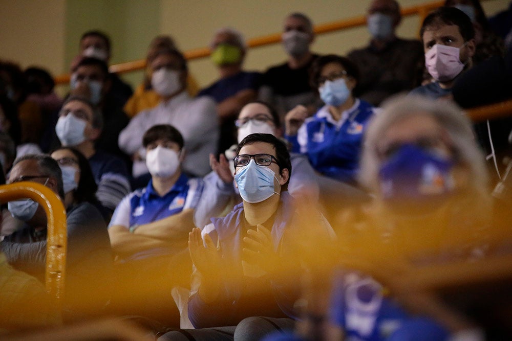 Ovación para Miguel Ángel Ortega en el regreso de la competición liguera a Würzburg con la afición disfrutando de una abultada victoria