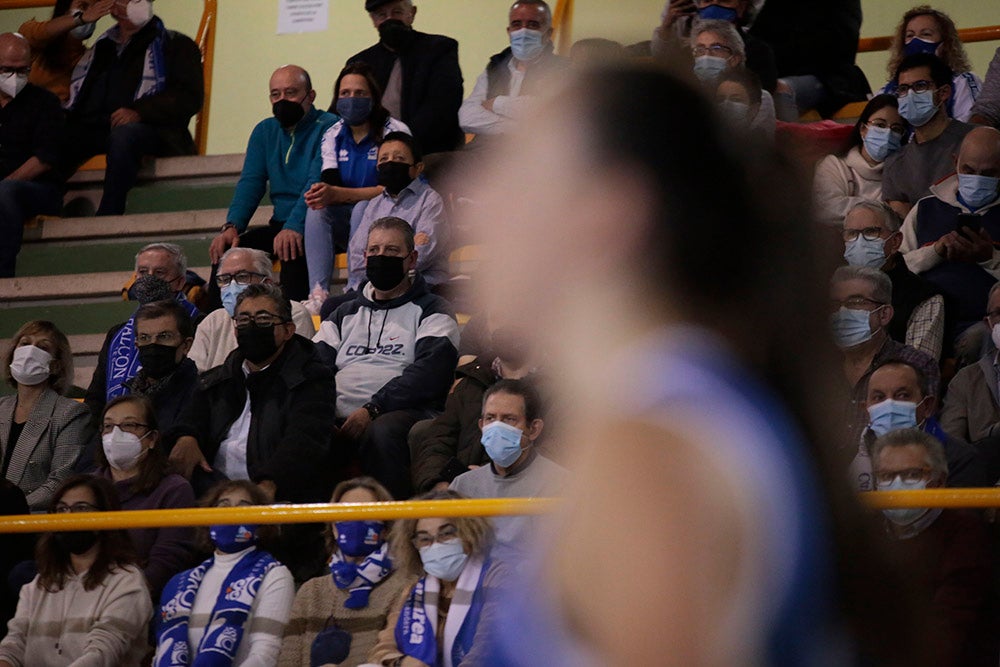 Ovación para Miguel Ángel Ortega en el regreso de la competición liguera a Würzburg con la afición disfrutando de una abultada victoria