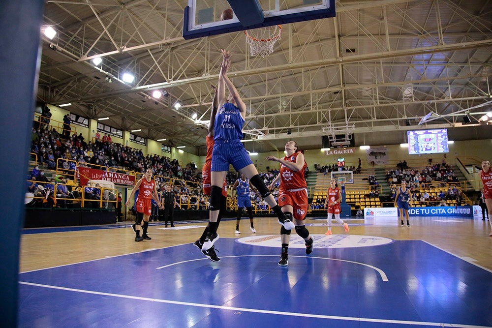 Triunfo inapelable del CB Avenida, debut de Copper y susto en Würzburg (89-39)