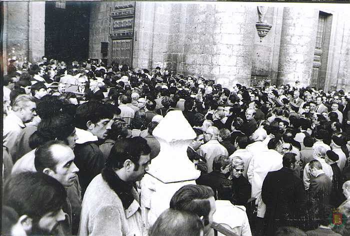 Una gran cantidad de asistentes tuvo que seguirlo desde el atrio y las calles adyacentes.