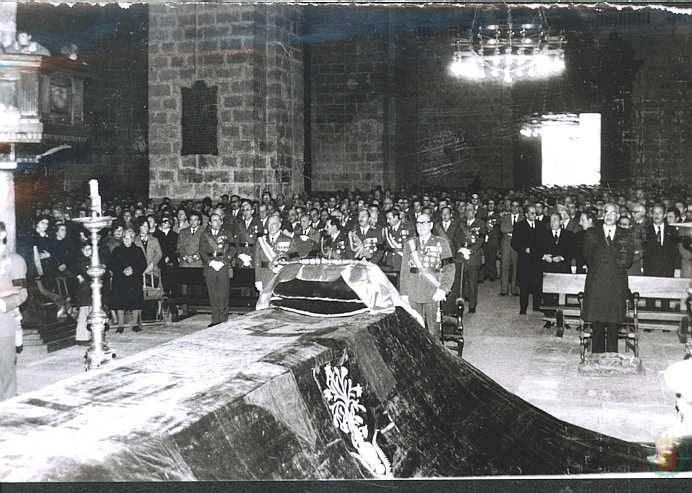 Frente al altar se colocó un catafalco con una bandera española y sable militar. 