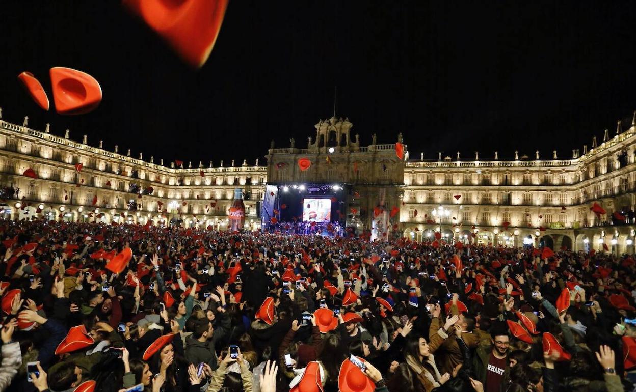 Imagen de una celebración anterior de la Nochevieja Universitaria en la Plaza Mayor.