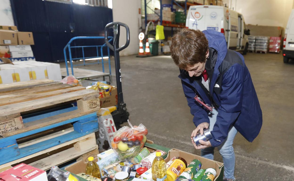 Rosa Ortega prepara un pedido en el Banco de Alimentos.