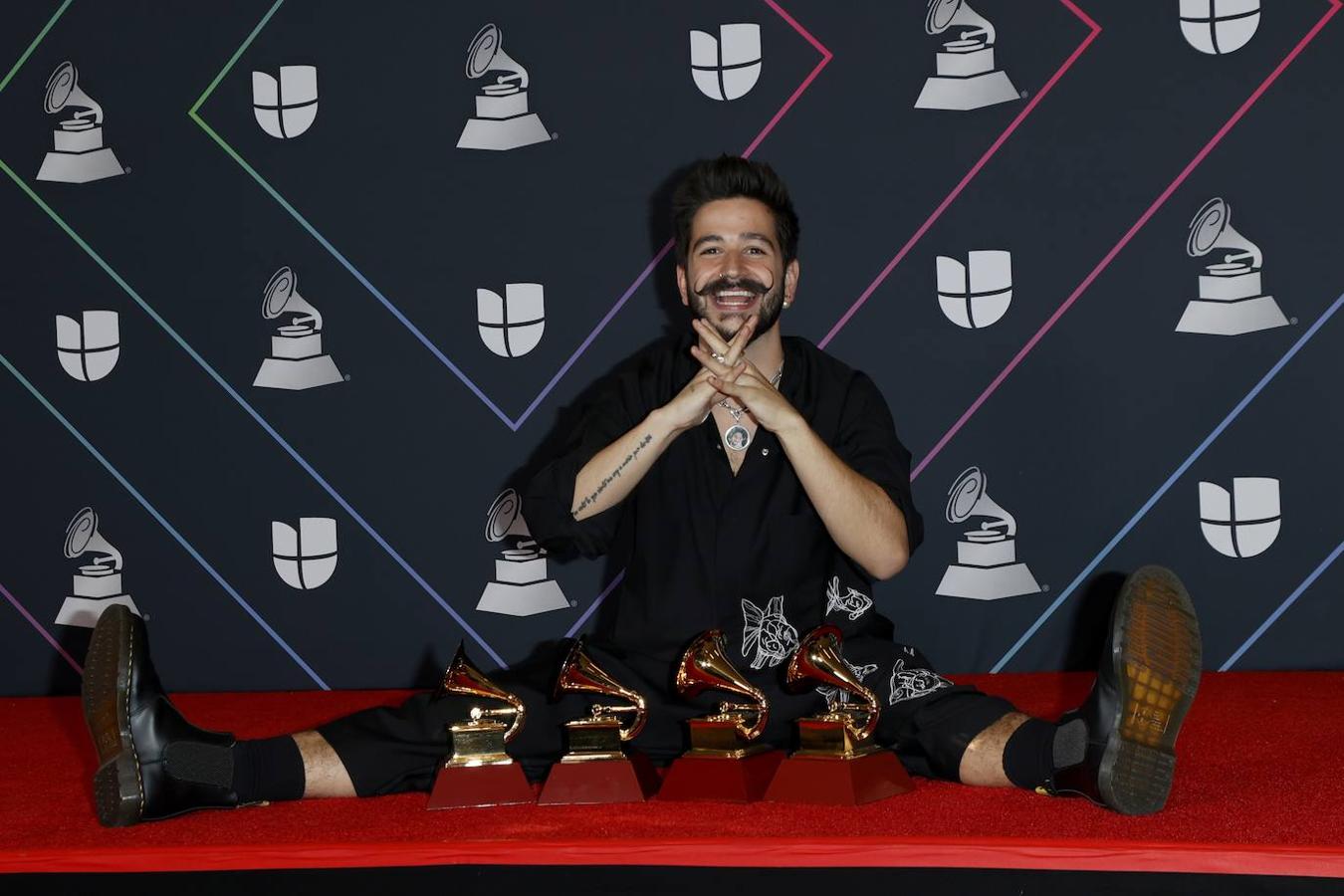 Camilo posa con sus cuatro gramófonos.