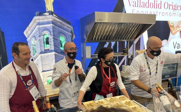 Imagen principal - Arriba, los productores de Verartes con el cocinero Rafa Palacios y Ruth Albillo, de la Sociedad Mixta de Turismo de Valladolid. Abaj, Ana García de La Parrilla de San Lorenzo con su princho y Elena Castro con la tapa de Suite 22. 