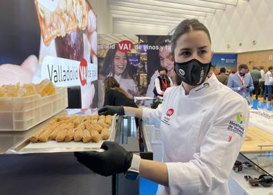 Imagen secundaria 1 - Arriba, los productores de Verartes con el cocinero Rafa Palacios y Ruth Albillo, de la Sociedad Mixta de Turismo de Valladolid. Abaj, Ana García de La Parrilla de San Lorenzo con su princho y Elena Castro con la tapa de Suite 22. 