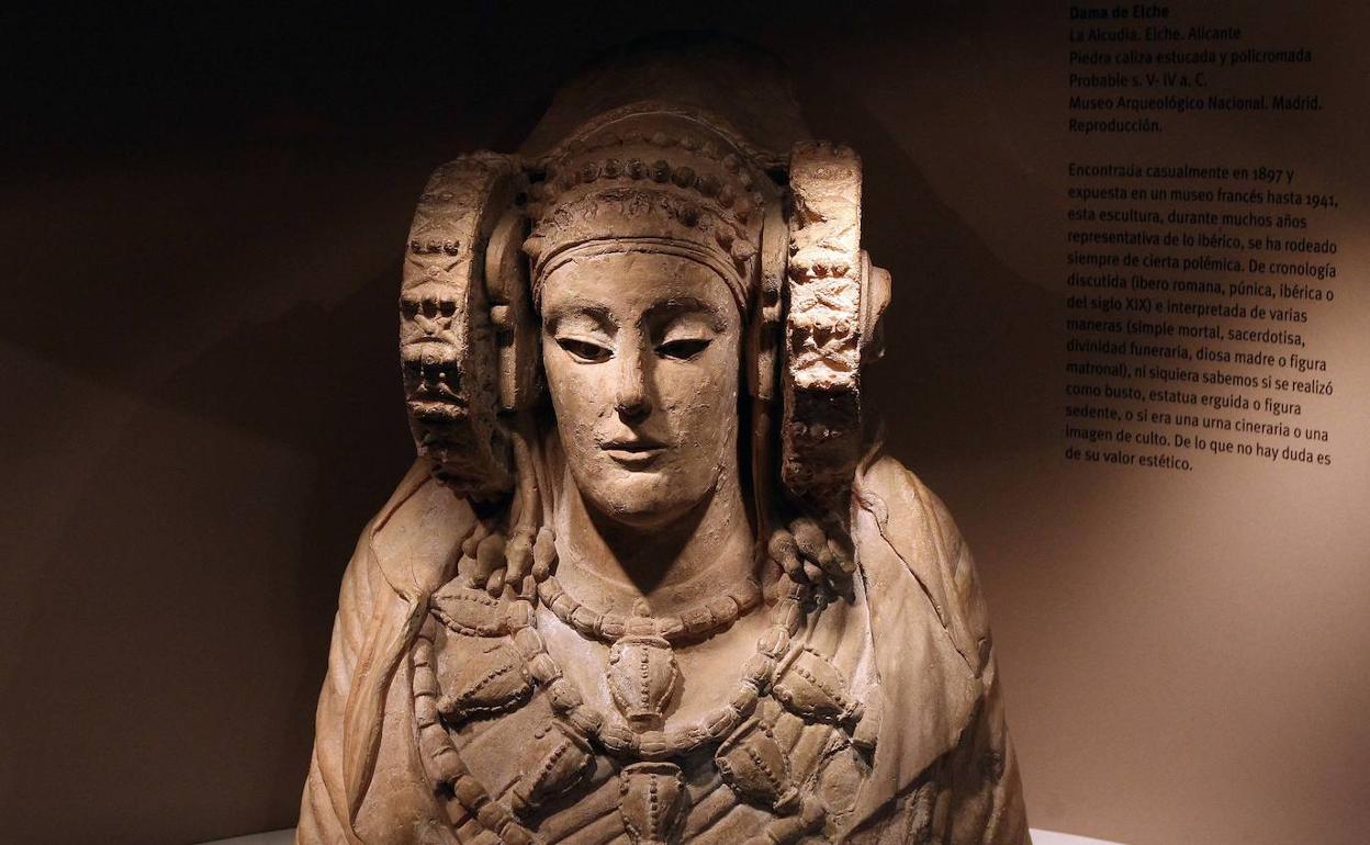 Una reproducción de la Dama de Elche en una exposición.