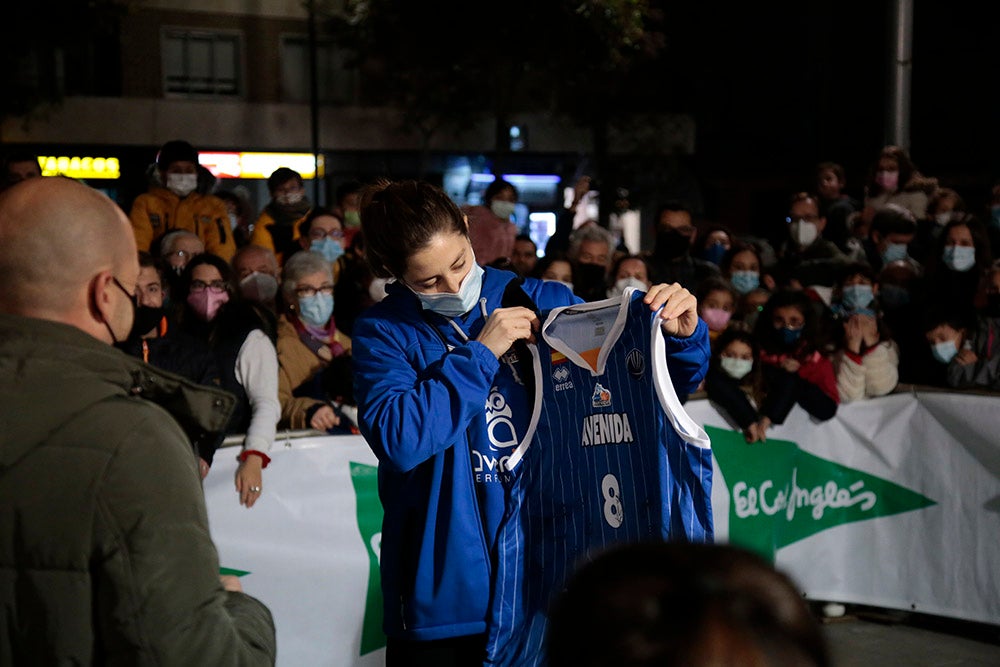Las jugadoras del CB Avenida participan en el encendido solidario de la iluminación navideña de El Corte Inglés