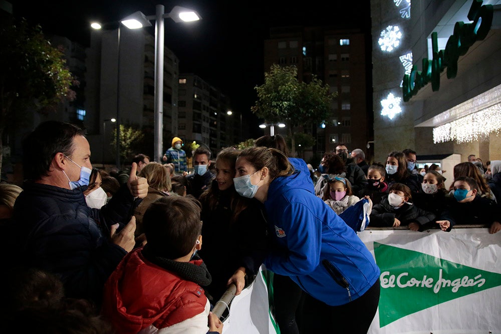 Las jugadoras del CB Avenida participan en el encendido solidario de la iluminación navideña de El Corte Inglés