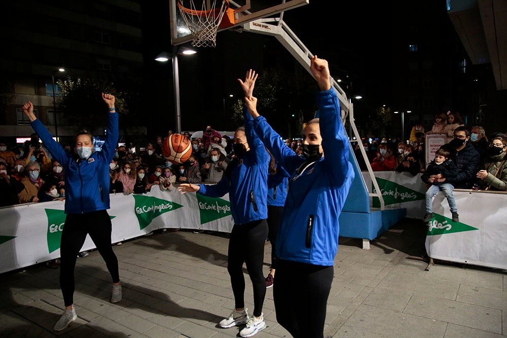 Las jugadoras del CB Avenida participan en el encendido solidario de la iluminación navideña de El Corte Inglés