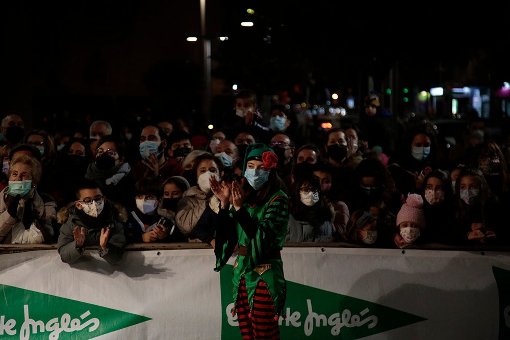 Las jugadoras del CB Avenida participan en el encendido solidario de la iluminación navideña de El Corte Inglés