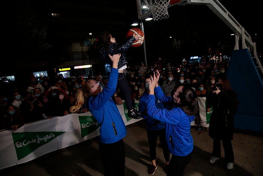Las jugadoras del CB Avenida participan en el encendido solidario de la iluminación navideña de El Corte Inglés