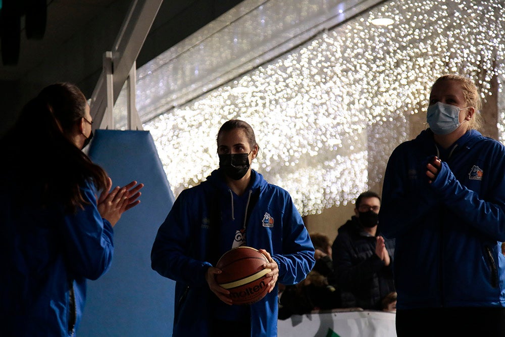 Las jugadoras del CB Avenida participan en el encendido solidario de la iluminación navideña de El Corte Inglés