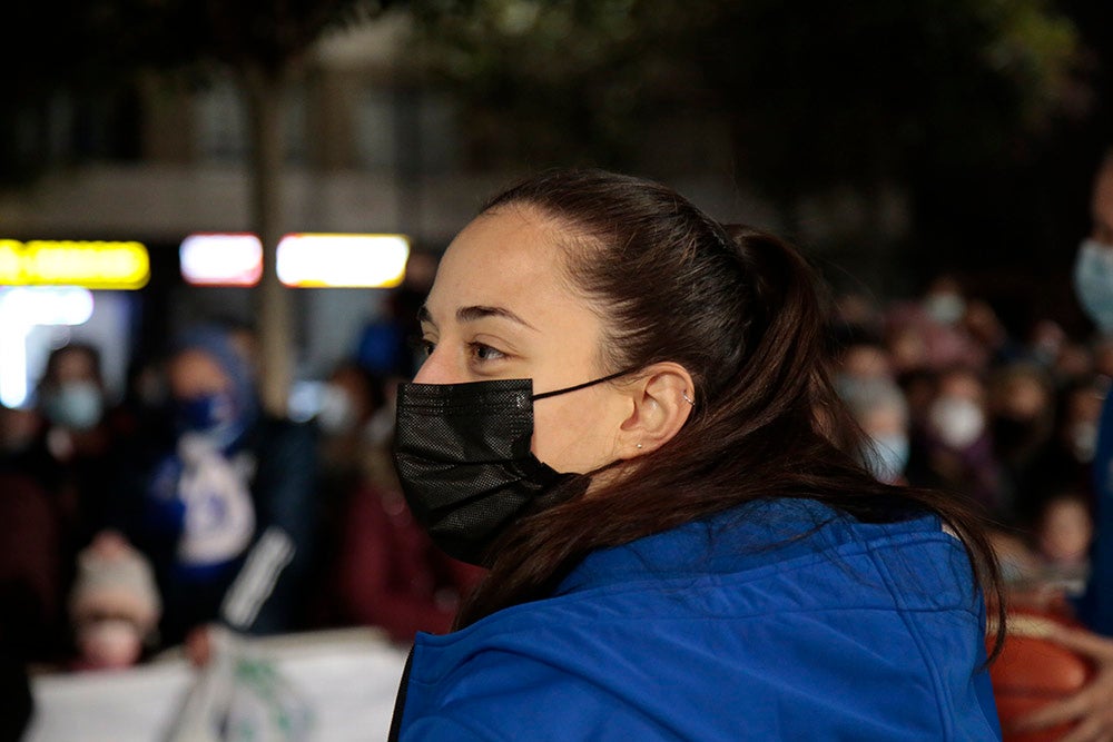 Las jugadoras del CB Avenida participan en el encendido solidario de la iluminación navideña de El Corte Inglés