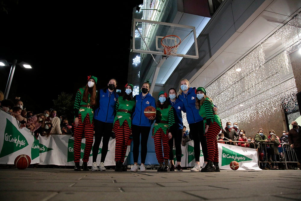 Las jugadoras del CB Avenida participan en el encendido solidario de la iluminación navideña de El Corte Inglés