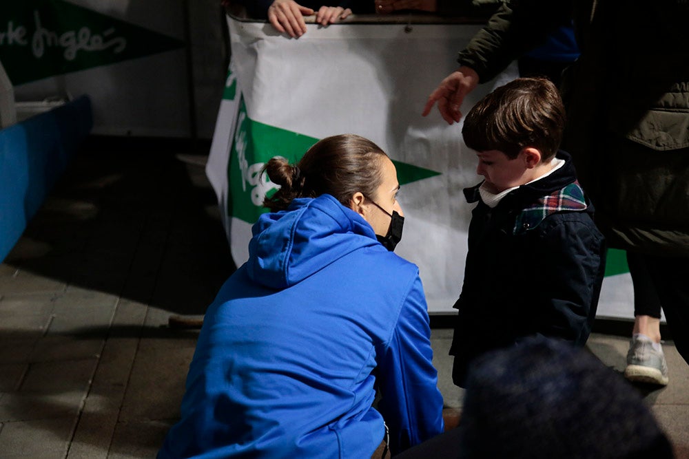 Las jugadoras del CB Avenida participan en el encendido solidario de la iluminación navideña de El Corte Inglés