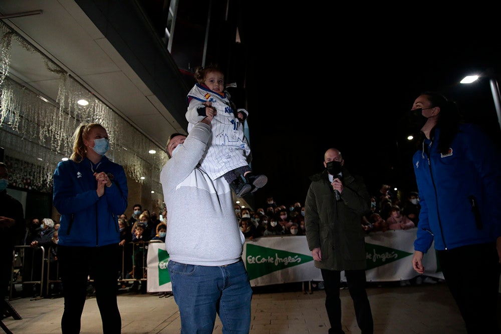 Las jugadoras del CB Avenida participan en el encendido solidario de la iluminación navideña de El Corte Inglés