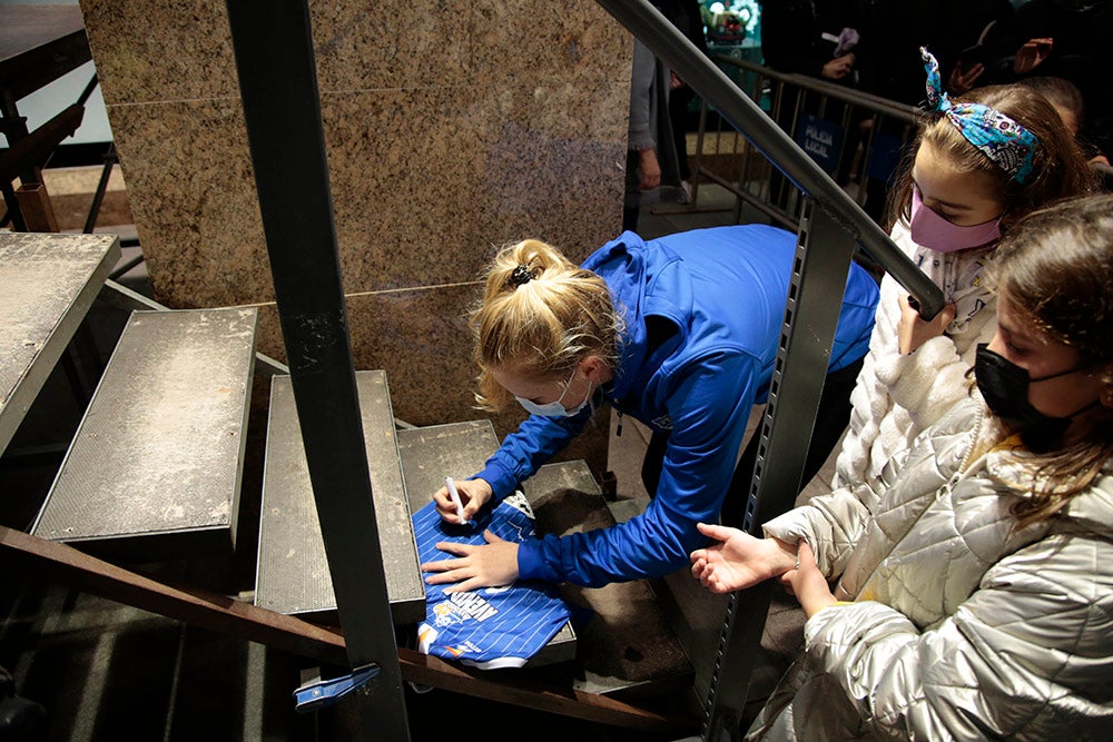 Las jugadoras del CB Avenida participan en el encendido solidario de la iluminación navideña de El Corte Inglés
